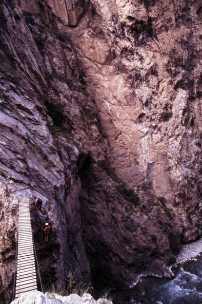 gal/alps2006/climbing_to_bridge.jpg