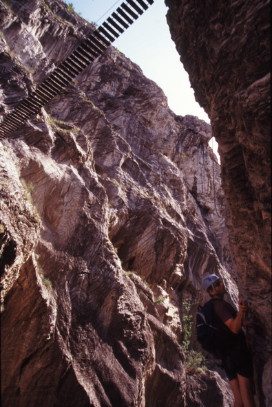 gal/alps2006/dan_below_bridge.jpg