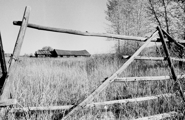 gal/coasttocoast/old_building_hole_in_fence.jpg