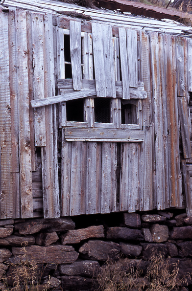 gal/windows2/weathered_boarded_window.jpg