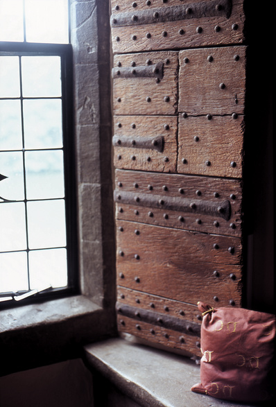 gal/windows2/wooden_window_pillow.jpg